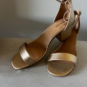 11W gold dress shoe